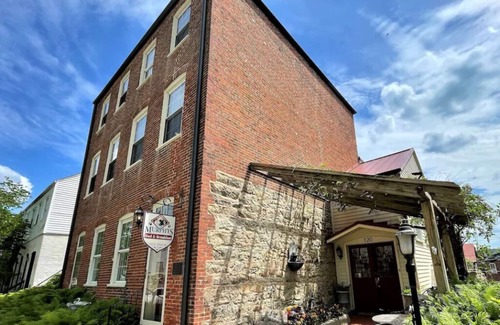 Hermann Apartamento | Plenty room for relaxing and downtown location to walk around!