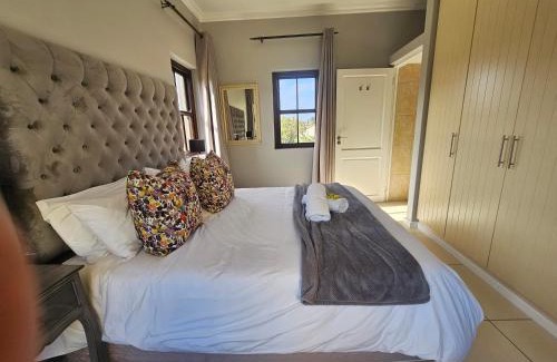 Plettenberg Bay Apartamento | Plettenberg Bay Unit 17 Whale Rock Gardens Apartment with Backup Power