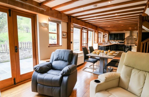 Bleddfa Cabaña | PLOONY BARN, pet friendly, with hot tub in Knighton