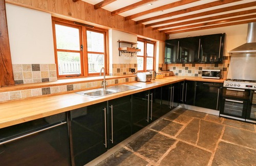 Bleddfa Cabaña | PLOONY BARN, pet friendly, with hot tub in Knighton