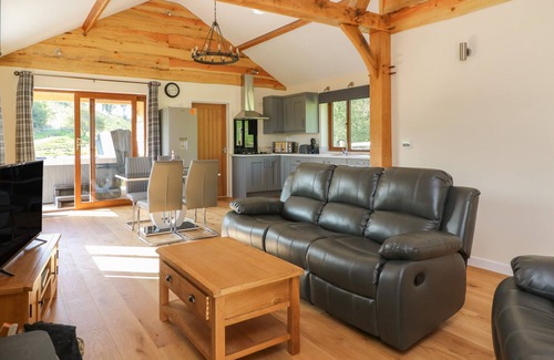 Bleddfa Cabaña | PLOONY HILL CABIN, pet friendly, with hot tub in Knighton