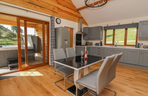 Bleddfa Cabaña | PLOONY HILL CABIN, pet friendly, with hot tub in Knighton