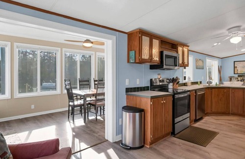 Chapin Casa | Plum Beautiful | 3 Kings & Hot Tub on Lake Murray
