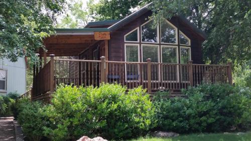 Fredericksburg Cabina | Plum Cabin