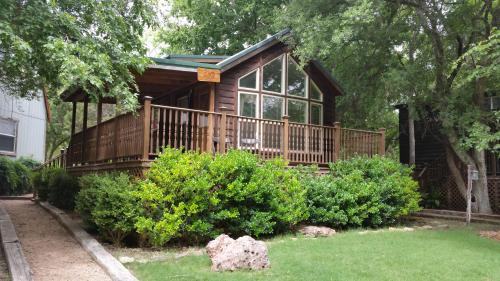 Fredericksburg Cabina | Plum Cabin