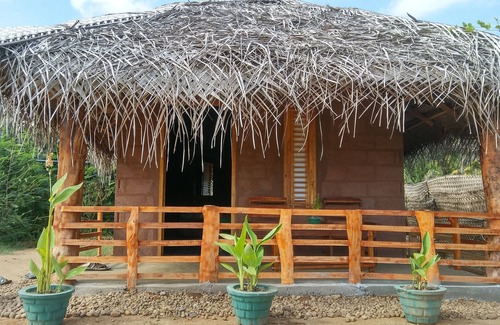 Mahasenpura Cabaña | Plummy dale cabana ... es loacated casi el lago. Es muy tranquilo envirionment