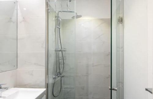Accra Apartamento | Plush 1 Bedroom/Guest Washroom @The Lennox Airport