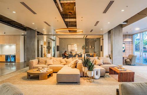 Evans Churchill Apartamento | Plush 2BD - CDT - Gym, Pool, Parking - Sleep 8