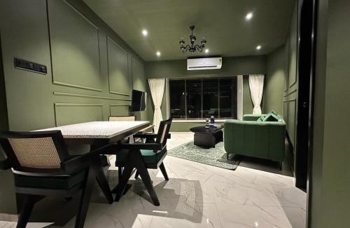 Pali Hill Apartamento | Plush Bandra West - Luxury 2BHK Apartment & Study