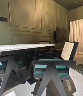 Pali Hill Apartamento | Plush Bandra West - Luxury 2BHK Apartment & Study