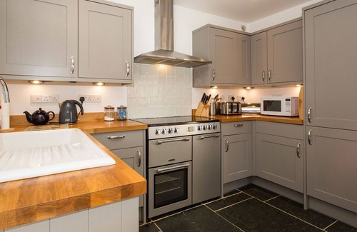 Tavistock Casa | Plush Holiday Home in Tavistock with Garden near Swim Centre