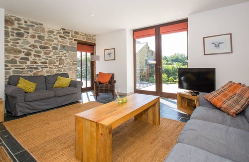 Tavistock Casa | Plush Holiday Home in Tavistock with Garden near Swim Centre