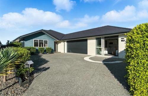 Papamoa Beach Casa | Plush Perfection in Papamoa