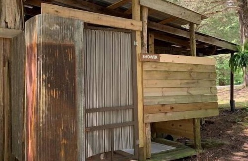Monticello Casa | Plush Yome Tucked in the Woods