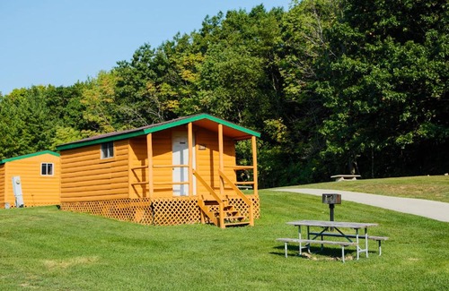 Plymouth Complejo | Plymouth Rock Camping Resort One-Bedroom Cabin 6