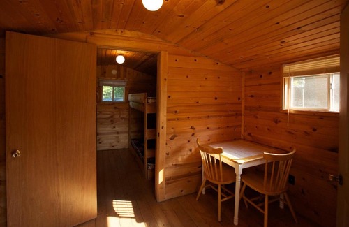Plymouth Complejo | Plymouth Rock Camping Resort One-Bedroom Cabin 6