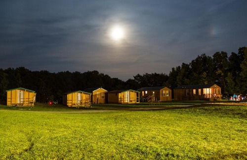 Plymouth Complejo | Plymouth Rock Camping Resort One-Bedroom Cabin 6