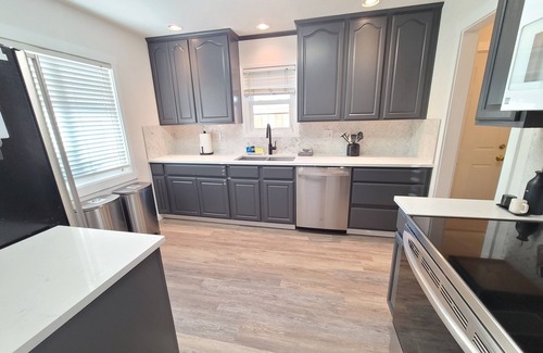West End Casa | PNW Basecamp-Mins to Pt Defiance Zoo, Titlow Beach Park, 4 BR- Centrally Located