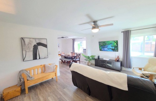 West End Casa | PNW Basecamp-Mins to Pt Defiance Zoo, Titlow Beach Park, 4 BR- Centrally Located