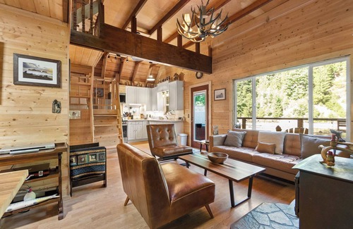Darrington Casa | PNW River Cabin Summa