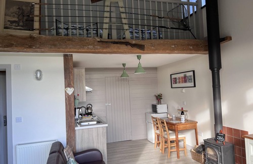 Shorwell Cabaña | Poachers Hut - Captivating 1-bed Cottage Shorwell