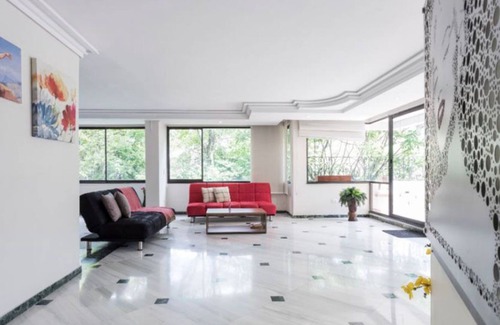 Villa Hermosa Apartamento | Poblado céntrico y amplio apartamento de dos pisos.
