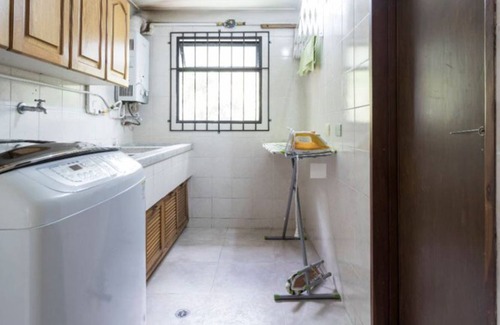 Villa Hermosa Apartamento | Poblado céntrico y amplio apartamento de dos pisos.