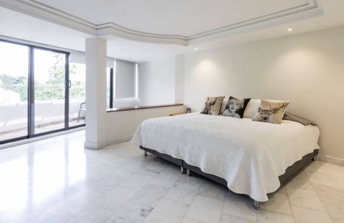 Villa Hermosa Apartamento | Poblado céntrico y amplio apartamento de dos pisos.