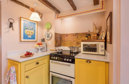 Scawton Cabaña | Pocket Cottage Historic Tiny Home Near Village Pubs