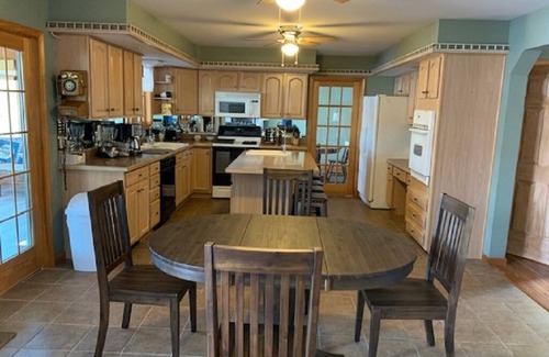Drums Chalet De Esquí | Pocono Area Lakefront Estate, GREAT FOR KIDS, Pontoon boat for rent, game room.