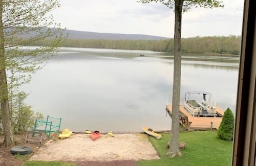 Drums Chalet De Esquí | Pocono Area Lakefront Estate, GREAT FOR KIDS, Pontoon boat for rent, game room.