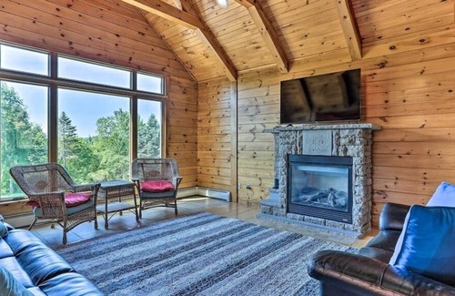 Lake Ariel Cabina | Pocono Lodge w/ Hot Tub + Fire Pit + Game Room
