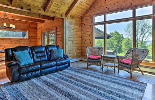 Lake Ariel Cabina | Pocono Lodge w/ Hot Tub + Fire Pit + Game Room