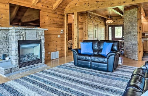 Lake Ariel Cabina | Pocono Lodge w/ Hot Tub + Fire Pit + Game Room