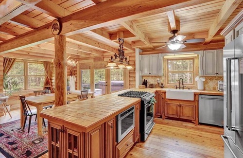 Gouldsboro Cabina | Pocono Log Cabin |Gold Star Community | Hot Tub