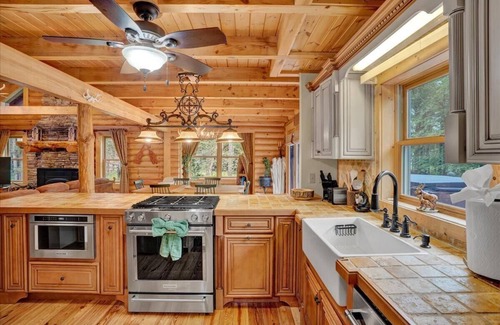 Gouldsboro Cabina | Pocono Log Cabin |Gold Star Community | Hot Tub