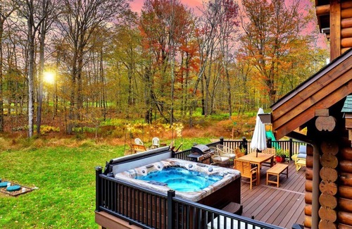 Gouldsboro Cabina | Pocono Log Cabin |Gold Star Community | Hot Tub