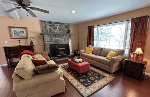 Newfoundland Otro | Pocono Mountain House minutes to Wallenpaupack and half hour to Camelback