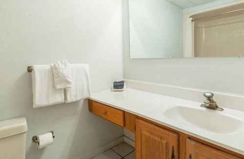 Drums Condominio | Poconos 2BR Resort Condo in Beech Mountain Lakes