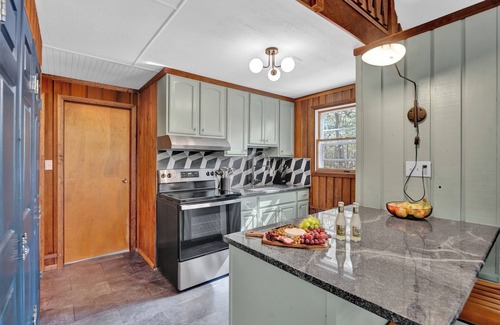 Gouldsboro Cabina | Poconos Chalet w/ Fire Pit, Deck, and Sauna in Big Bass Lake!