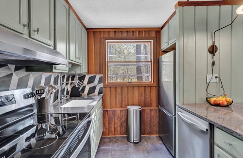 Gouldsboro Cabina | Poconos Chalet w/ Fire Pit, Deck, and Sauna in Big Bass Lake!