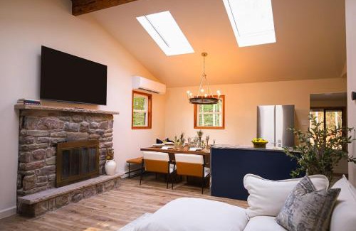 Gouldsboro Casa | Poconos Cozy Cabin EV Charger Indoor Pool