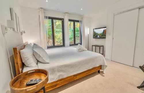 Lake Harmony Casa | Poconos Fall Escape , Lakefront with Scandi Style