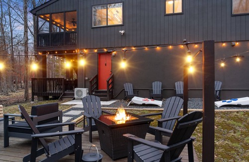 East Stroudsburg Casa | Poconos FUN! Hot Tub, Fire Pit, Game Room, Arcade
