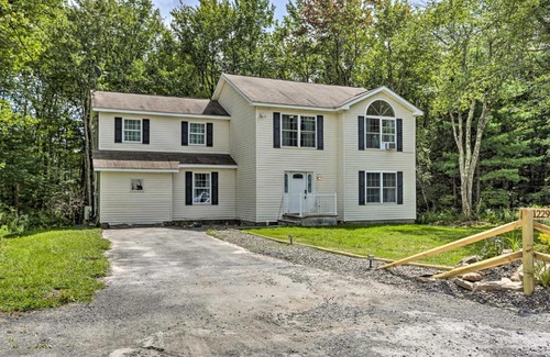 Pocono Summit Casa | Poconos Home with Lounge Less Than 5 Mi to Stillwater Lake!