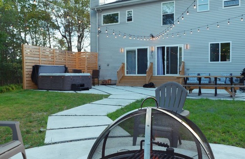 Tunkhannock Township Casa | Poconos Hot tub & Fire-Pit, Jacuzzi, 5 min to Lake - The Shyre House