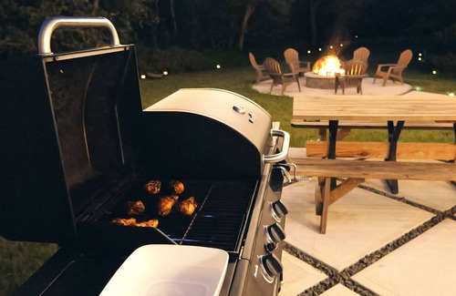 Tunkhannock Township Casa | Poconos Hot tub & Fire-Pit, Jacuzzi, 5 min to Lake - The Shyre House
