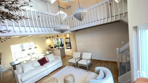 East Stroudsburg Casa | Poconos Modern Chalet-Hot Tub-Home Theater-Lake