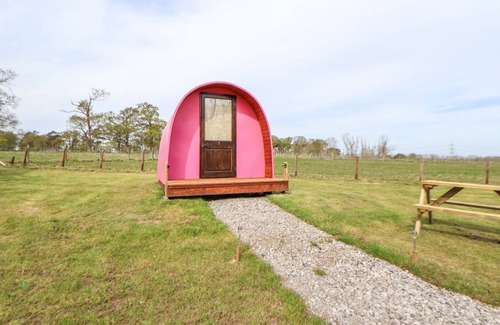 Saint Asaph Cabaña | POD 3, pet friendly, country holiday cottage in St Asaph