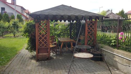 Checiny Casa | Pod srebrną różą